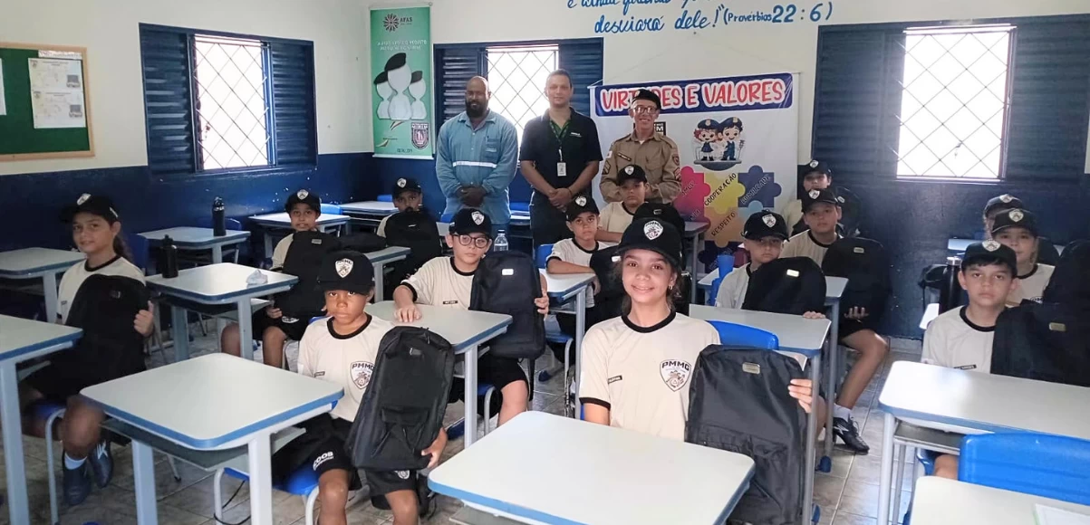 CMAA entrega kits escolares a participantes do Programa Patrulheiro Mirim em Ituiutaba (MG)