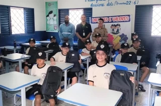CMAA entrega kits escolares a participantes do Programa Patrulheiro Mirim em Ituiutaba (MG)